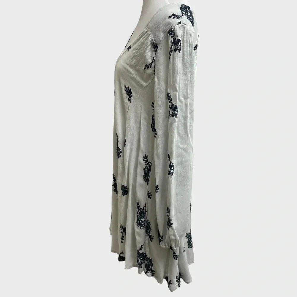 Free People Long Sleeve Austin Tunic Dress. Size
Medium. Grey green blue floral - Picture 6 of 14